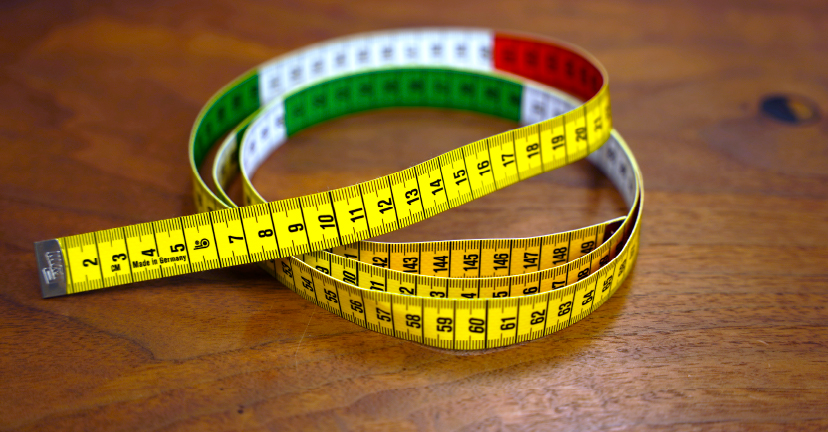 水洗いによる「伸び」や「縮み」は、仕上げで元のサイズにお戻しするため、検品の際に、衣類のサイズをお測りします。