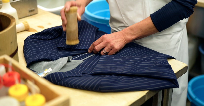 衣類に付着した汚れを叩いて浮き上がらせるには、生地や汚れに合わせた、力の加減や、洗剤の選定など、熟練の職人技が必要です。