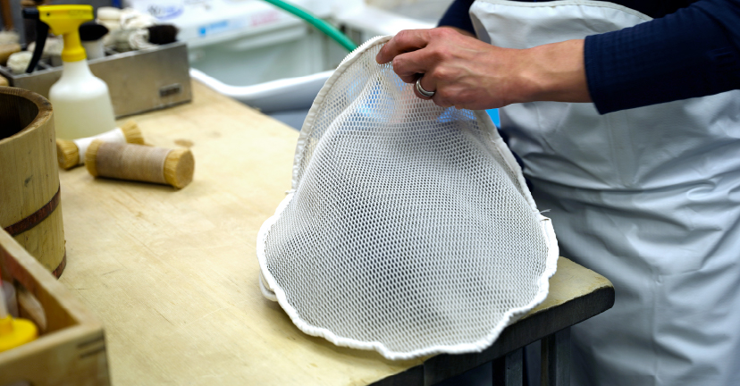 衣類のダメージを防ぐため、衣類は全て、一点一点専用の洗濯ネットに入れて洗います。