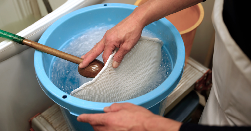 汚れや、生地の素材によって、力加減や洗い方が異なります。10着あれば10通りの洗い方をします。